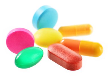 Beyaz arka plan üzerinde izole uyuşturucu hap ile kompozisyon