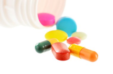 Beyaz arka plan üzerinde izole uyuşturucu hap ile kompozisyon