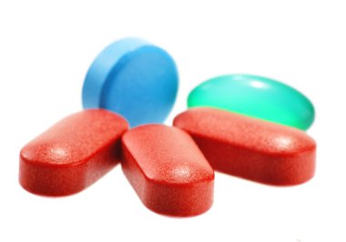 Beyaz arka plan üzerinde izole uyuşturucu hap ile kompozisyon