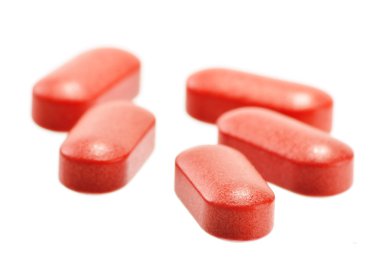 Beyaz arka plan üzerinde izole uyuşturucu hap ile kompozisyon