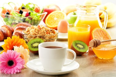 kahve, meyve suyu, kruvasan, salata, müsli ve yumurta kahvaltı