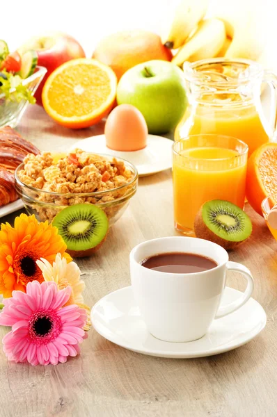 Desayuno con café, zumo, croissant, ensalada, muesli y huevo —  Fotos de Stock