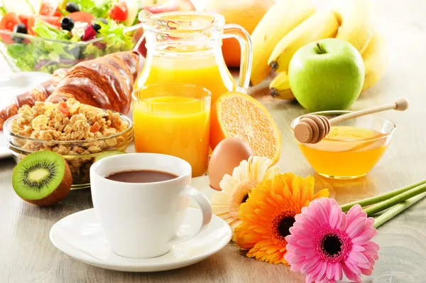 Frukost med kaffe, juice, croissant, sallad, müsli, ägg — Stockfoto