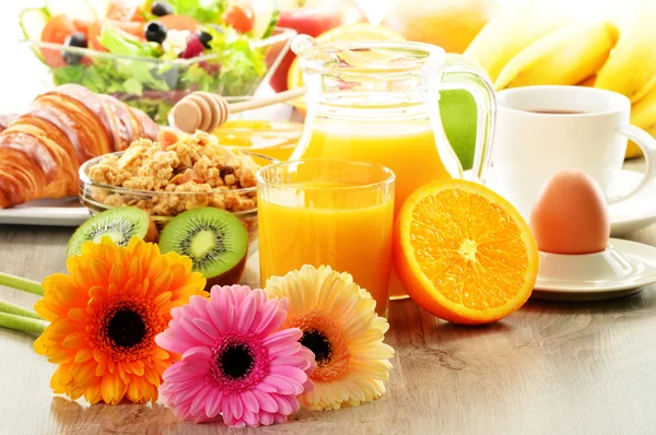 Frukost med kaffe, juice, croissant, sallad, müsli, ägg — Stockfoto