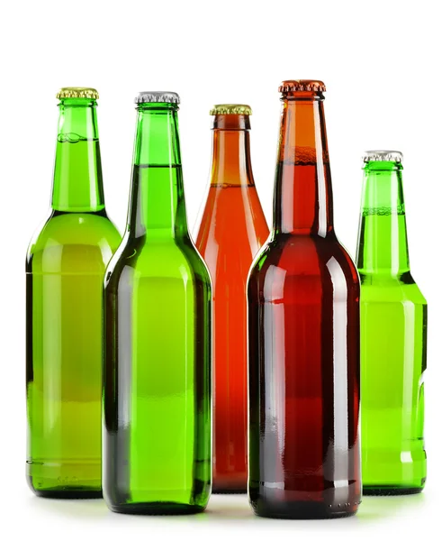 Beyaz arka plan üzerinde izole bira şişesi — Stok fotoğraf