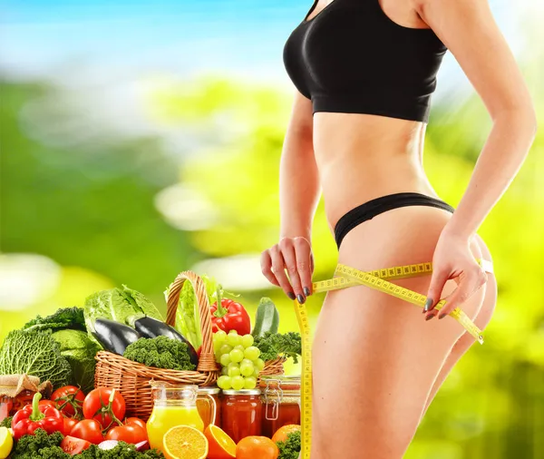 Dieting. Balanced diet based on raw organic vegetables — Stock Photo, Image