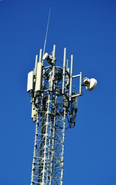 baz istasyonu üzerinde mavi gökyüzü