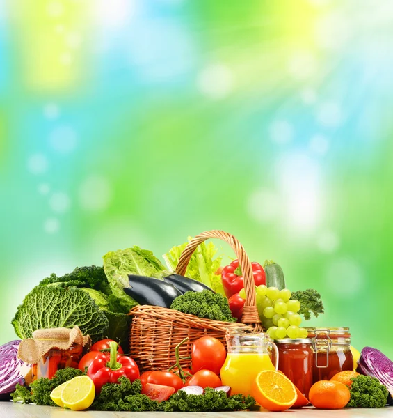 Ισορροπημένη δίαιτα βασισμένη στις πρώτες βιολογικά λαχανικά — Φωτογραφία Αρχείου