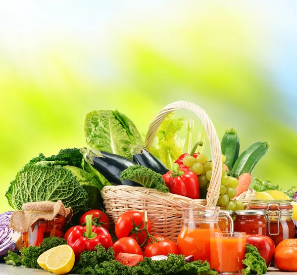 Balanced diet based on raw organic vegetables — Stock Photo, Image