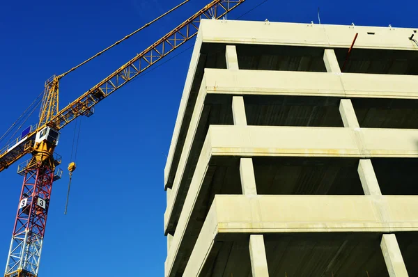 Konstruktion av modern kommersiell stadsarkitektur — Stockfoto