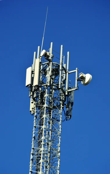 baz istasyonu üzerinde mavi gökyüzü