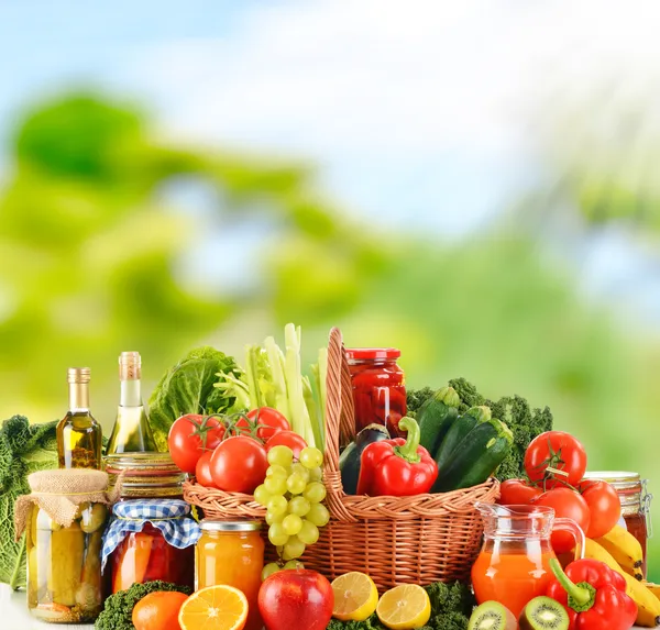 Ausgewogene Ernährung auf Basis von rohem Bio-Gemüse — Stockfoto