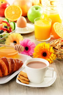 kahve, meyve suyu, kruvasan, salata, müsli ve yumurta kahvaltı