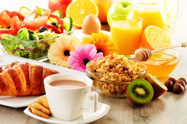kahve, meyve suyu, kruvasan, salata, müsli ve yumurta kahvaltı