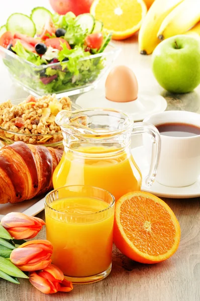 Petit déjeuner avec café, jus de fruits, croissant, salade, muesli et oeuf — Photo