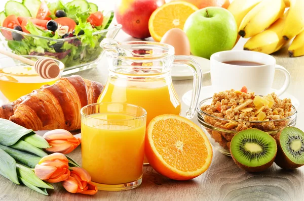 Frukost med kaffe, juice, croissant, sallad, müsli, ägg — Stockfoto