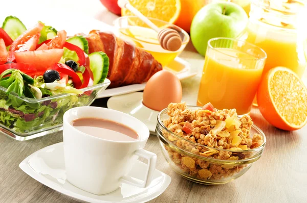 Frukost med kaffe, juice, croissant, sallad, müsli, ägg — Stockfoto