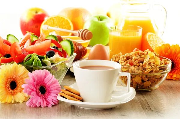 Petit déjeuner avec café, jus de fruits, croissant, salade, muesli et oeuf — Photo