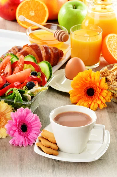 Desayuno con café, zumo, croissant, ensalada, muesli y huevo — Foto de Stock