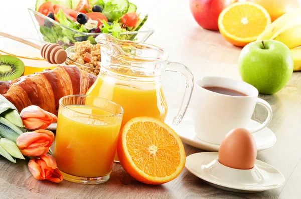 Frühstück mit Kaffee, Saft, Croissant, Salat, Müsli und Ei — Stockfoto