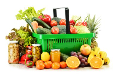 Plastik alışveriş sepeti ile üzerine beyaz izole bakkaliye