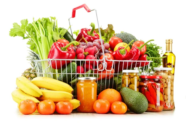 Cesta de compra de alambre con comestibles aislados en blanco — Foto de Stock