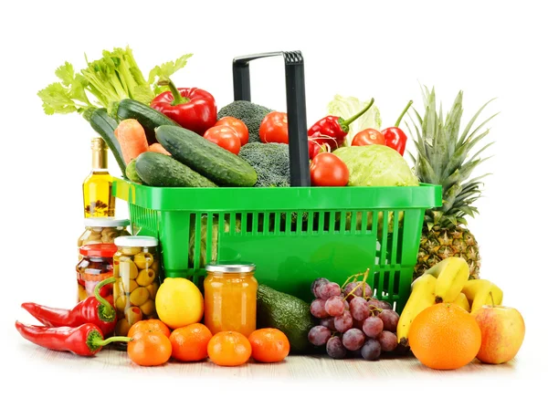 Kunststoff-Warenkorb mit Lebensmitteln isoliert auf weiß — Stockfoto