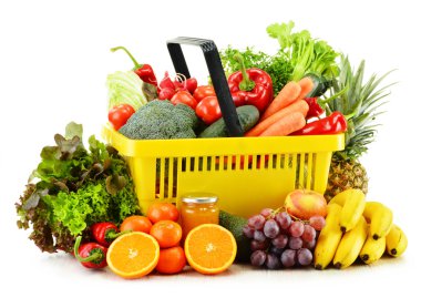 Plastik alışveriş sepeti ile üzerine beyaz izole bakkaliye
