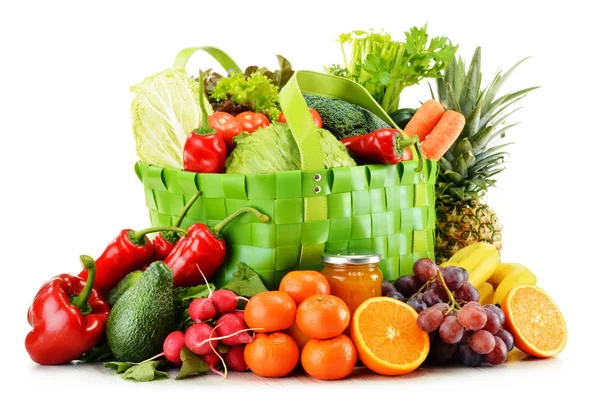 Bolsa verde con comestibles aislados en blanco — Foto de Stock