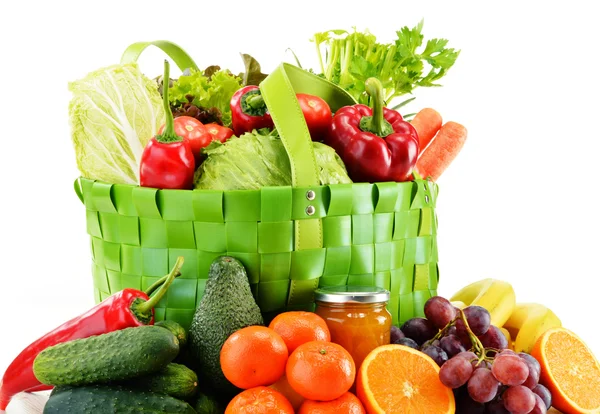 Зелена торгова сумка з продуктами ізольовані на білому — стокове фото