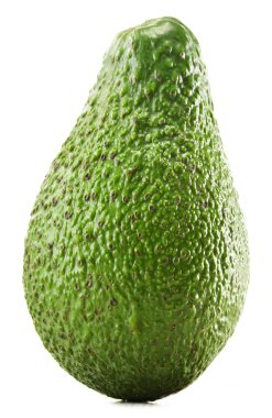 avokado beyaz arkaplanda izole edildi