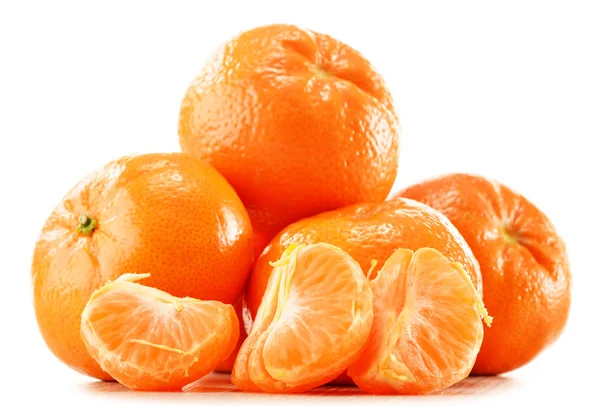 Samenstelling met mandarijnen geïsoleerd op witte achtergrond — Stockfoto