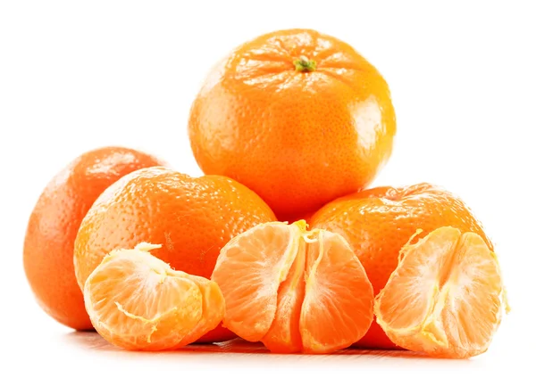 Composición con mandarinas aisladas sobre fondo blanco — Foto de Stock