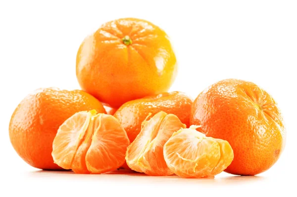 Samenstelling met mandarijnen geïsoleerd op witte achtergrond — Stockfoto
