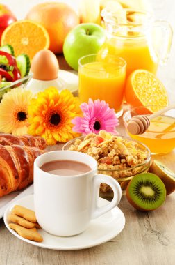 kahve, meyve suyu, kruvasan, salata, müsli ve yumurta kahvaltı