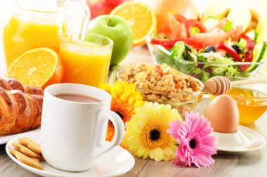 kahve, meyve suyu, kruvasan, salata, müsli ve yumurta kahvaltı