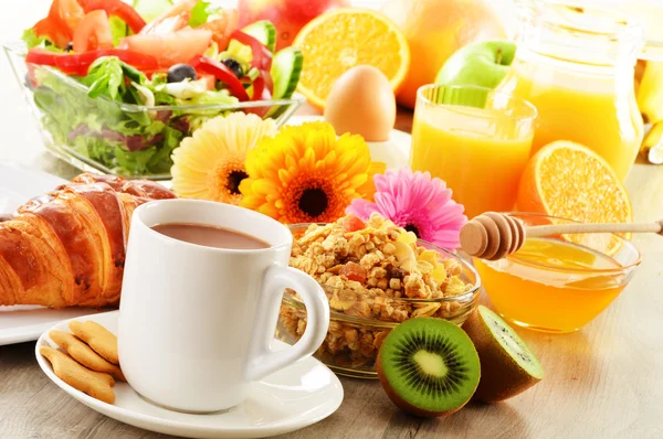 Petit déjeuner avec café, jus de fruits, croissant, salade, muesli et oeuf — Photo