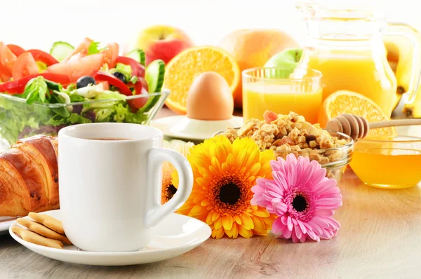 Πρωινό με καφέ, χυμούς, κρουασάν, σαλάτα, μούσλι και αυγό — Φωτογραφία Αρχείου