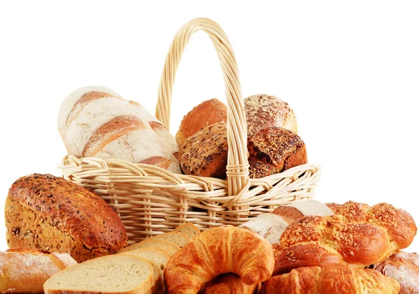 Panier en osier avec produits de boulangerie isolés sur blanc — Photo