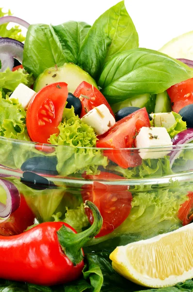 Tigela de salada vegetal isolada em branco — Fotografia de Stock