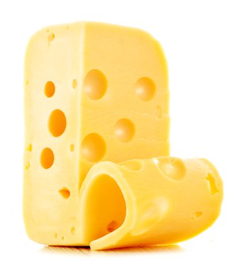 Bir parça peynir beyaza izole edilmiş.