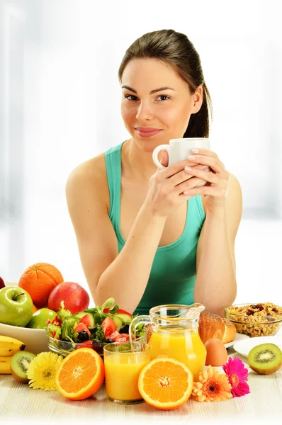 Een jonge vrouw die ontbijt. Evenwichtige voeding — Stockfoto