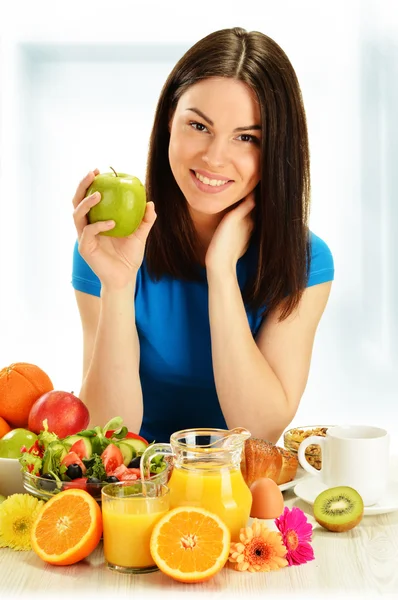 Mujer joven desayunando. Dieta equilibrada —  Fotos de Stock