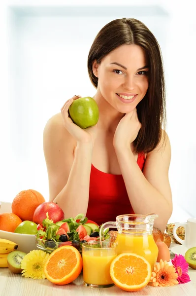 Mujer joven desayunando. Dieta equilibrada —  Fotos de Stock