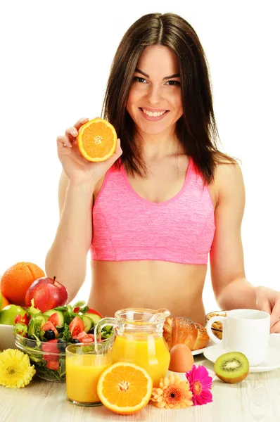 Młoda kobieta je śniadanie. Zrównoważona dieta — Zdjęcie stockowe