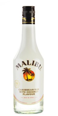 malibu romu üzerinde beyaz izole şişe