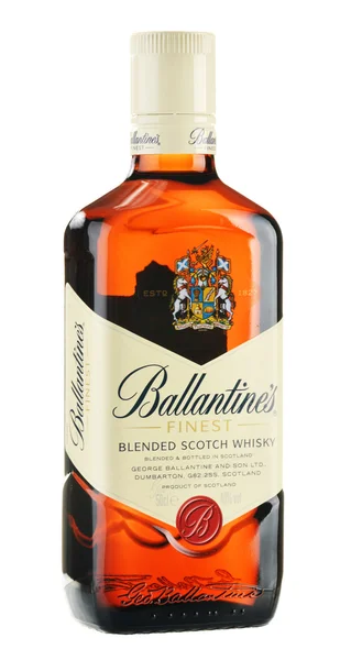 Láhev skotské whisky ballantine's izolované na bílém — Stock fotografie