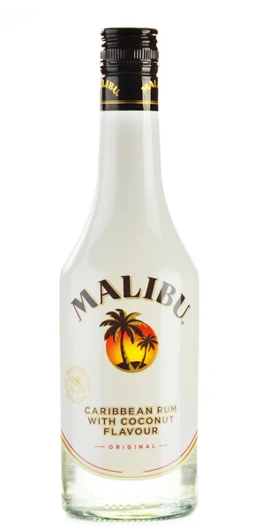 Botella de Ron Malibú aislado sobre blanco —  Fotos de Stock