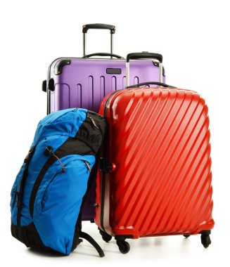 bavul ve üzerinde beyaz izole turistik arka çantalar