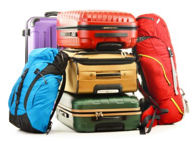 bavul ve üzerinde beyaz izole turistik arka çantalar